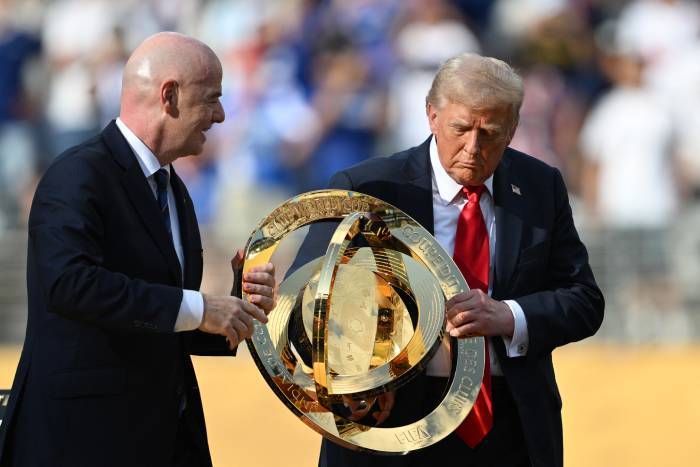 Donald Trump y Gianni Infantino con el trofeo del Mundial de Clubes (AFP)