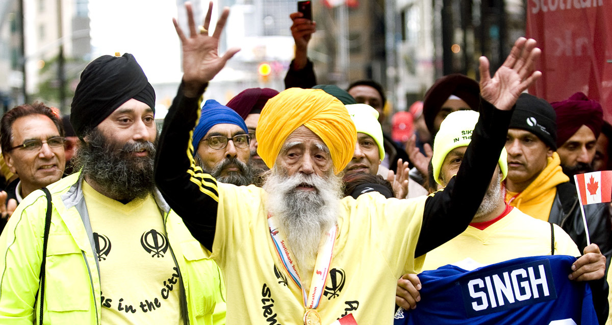 Fauja Singh tenía 114 años y fue atropellado cuando daba un paseo por su aldea. (Foto: AP)