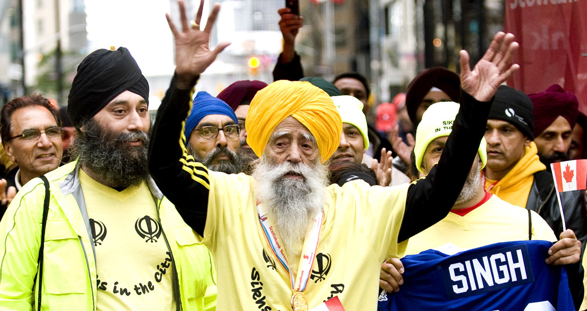 Fauja Singh tenía 114 años y fue atropellado cuando daba un paseo por su aldea. (Foto: AP)