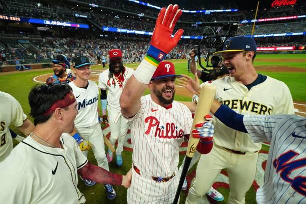 Kyle Schwarber, el héroe de la noche (@Phillies)