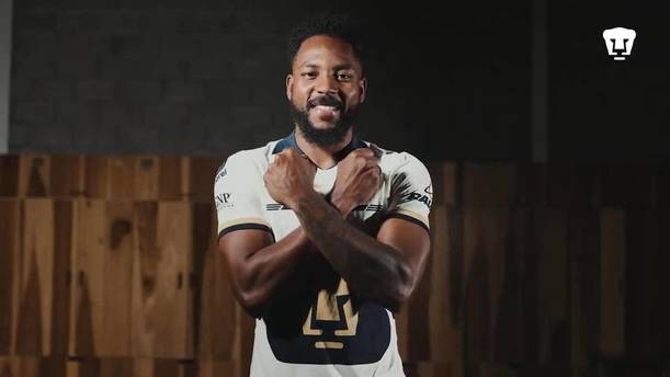 Álvaro Angulo posa con la playera de Pumas (Captura)