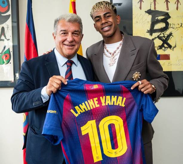 Lamine Yamal muestra su nueva playera junto a Joan Laporta (@FCBarcelona)