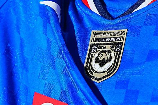 Parche especial del Cruz Azul en su uniforme (Imago7)