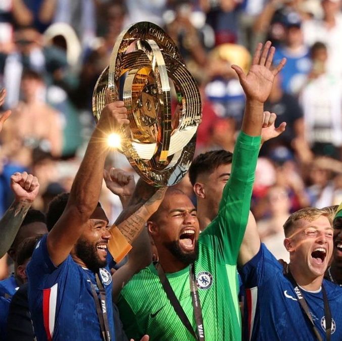 Reece James alzando el trofeo del Mundial de Clubes (Reuters)