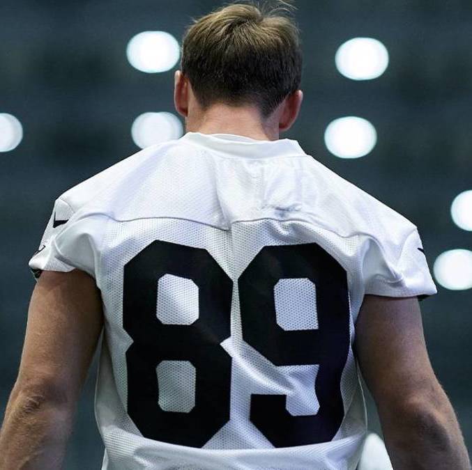Brock Bowers, figura del equipo (@Raiders)