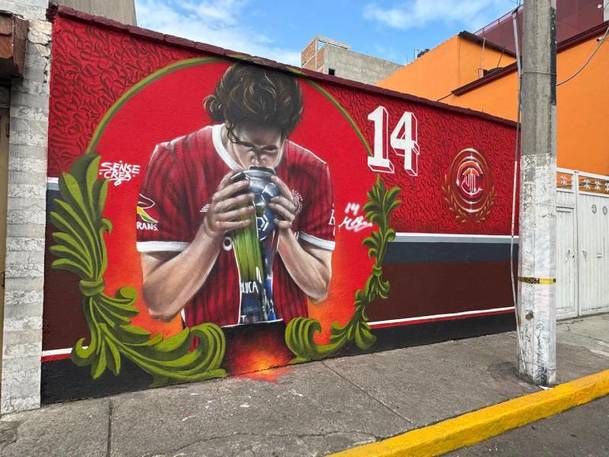 Marcel Ruiz y su mural en Toluca (Jesús Quezada)