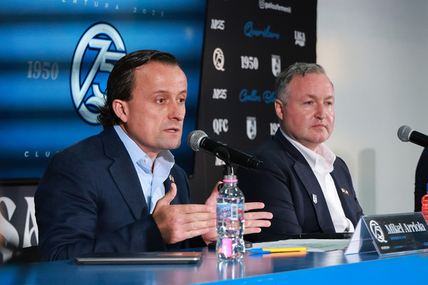 Mikel Arriola, alto comisionado del futbol mexicano, acompañó la presentación de Spiegel. (Foto: Cortesía Club Querétaro)