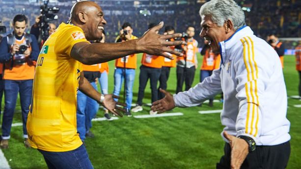 Barbadillo celebró con Tuca Ferretti en el Volcán. (Foto: Mexsport)