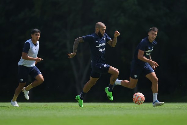 Dani Alves, en un entrenamiento de Pumas (Imago7)