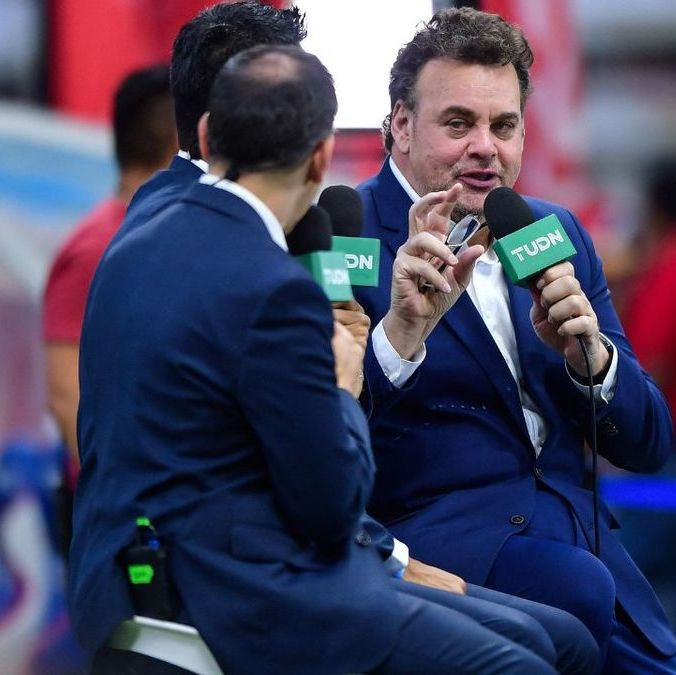 Dura pelea entre Faitelson y Chicharito. (Foto: Mexsport)