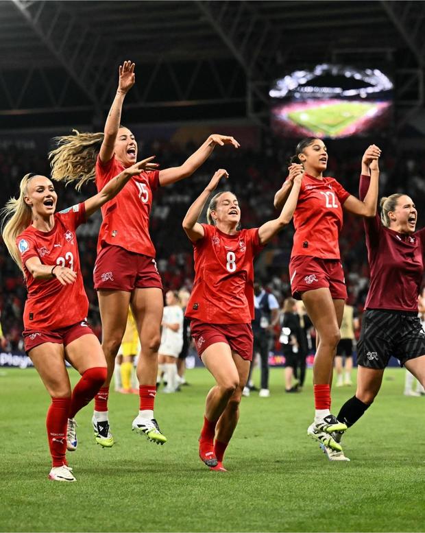 Jugadoras suizas celebrando el pase a Cuartos de Final. (FOTO: @WEURO2025)