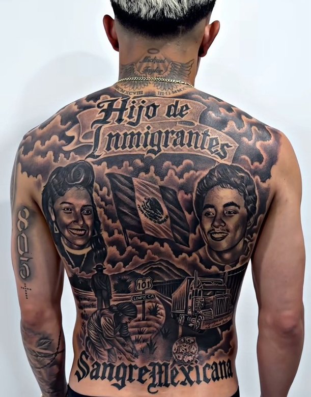 Julián Araujo muestra su tatuajte de inmigrantes