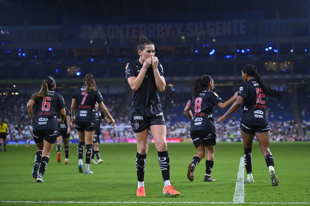 Merel Van Dongen besando escudo de Rayadas en el BBVA. (Foto: Imago7)