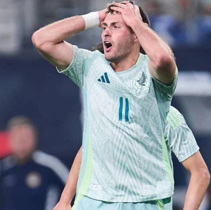Santiago Gimenez se lamenta en un juego del Tri (Mexsport)