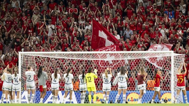 Suiza se despide de su afición en la Euro Femenil 2025. (Foto: EFE)