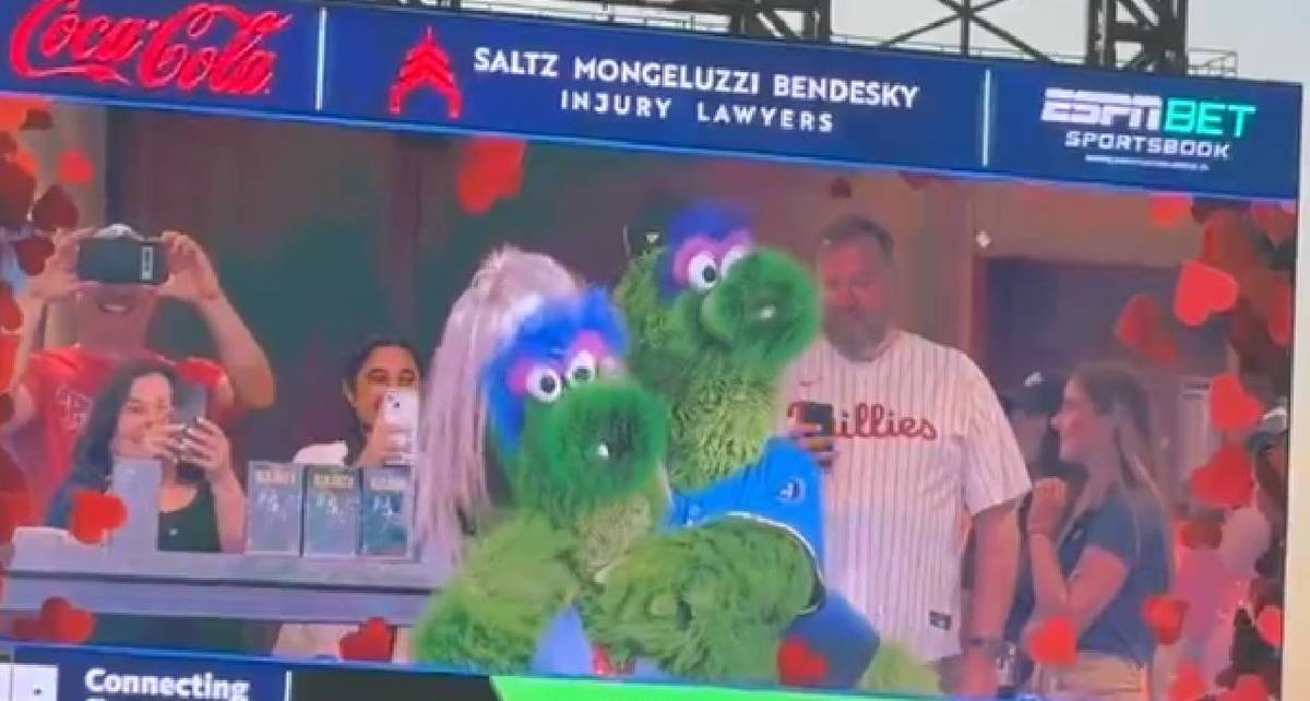 Mascota de los Phillies recrea momento "infiel" / Captura de pantalla