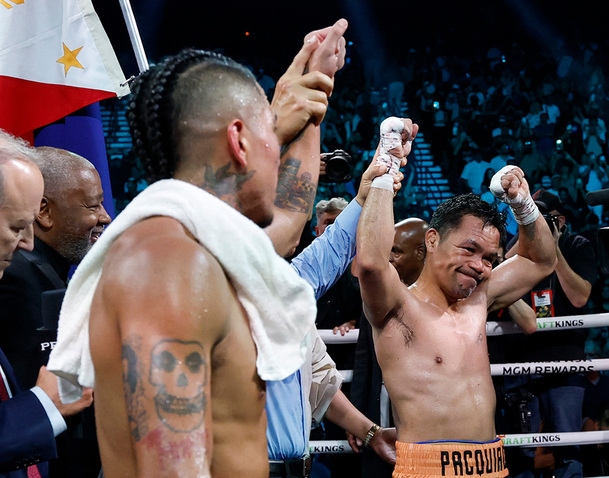 El resto de Pacquiao refleja la molestia por el resultado. (Foto: AFP)