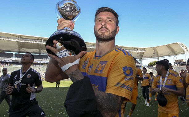 Gignac con el trofeo de Campeón de Campeones. (FOTO: Mexsport)
