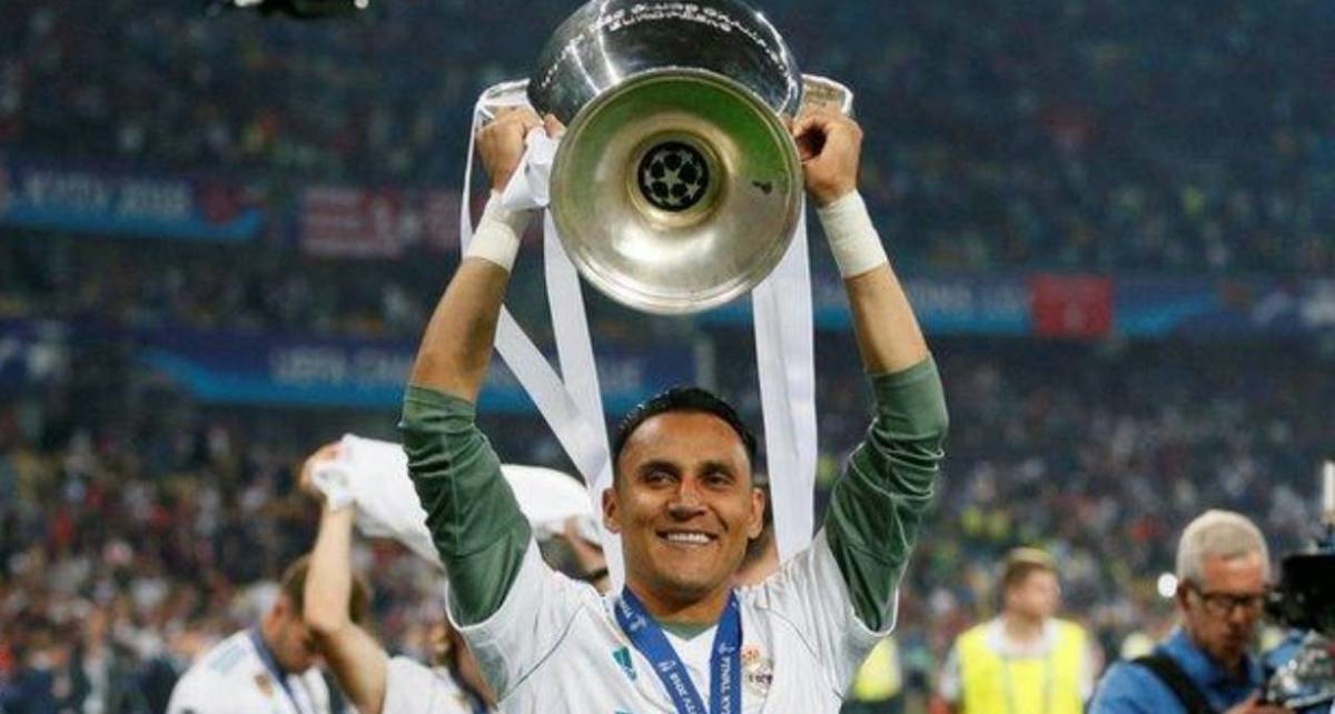 Keylor Navas levanta el trofeo de la Champions con Real Madrid (Reuters)