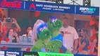 Mascota de los Phillies recrea momento "infiel" / Captura de pantalla