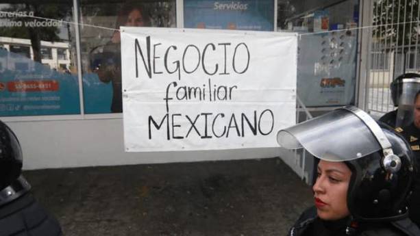 Negocios de la zona se protegieron ante la marcha (Araceli López)