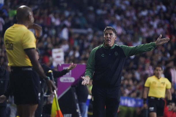 Reclamos desde la cancha contra el trabajo arbitral. (Foto: Imago7)