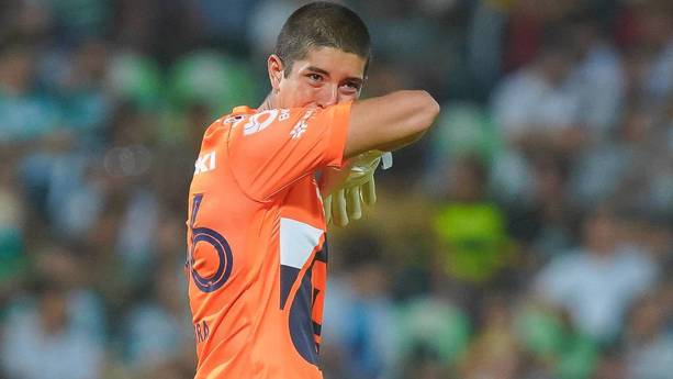 Rodrigo Parra se lamenta en el Santos vs. Pumas (Imago7)