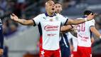 Chicharito reclama en un juego de Chivas (Imago7)