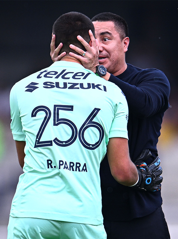 Efraín Juárez abrazó e hizo reír a su jugador en plano juego. (Foto: Mexsport)