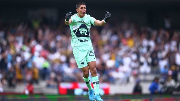 Parra festejaba la ventaja de Pumas, aunque después vendría otro error de su parte. (Foto: Mexsport)