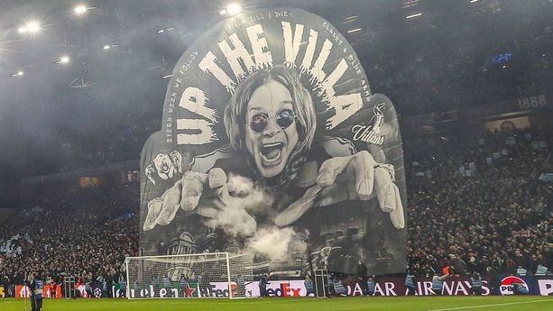 Hinchas del Aston Villa dedicaron varios tifos a Ozzy Osbourne durante los juegos. Foto: Especial
