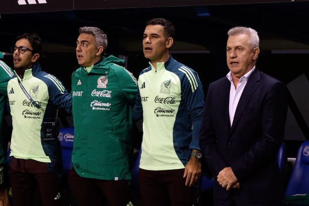 Rafa Márquez junto a Javier Aguirre en el banquillo del Tri (Imago7)