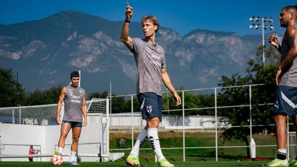 Sergio Canales ya entrenó al parejo de sus compañeros (X: @Rayados)