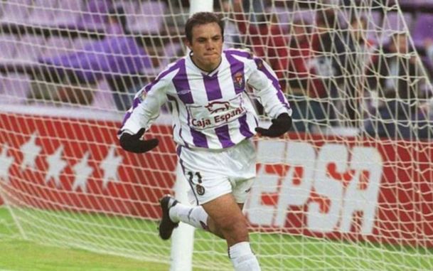 Blanco con los colores del Real Valladolid.