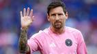 Lionel Messi saluda a los aficionados (AFP)