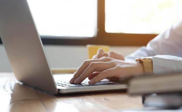 Persona usando una laptop. (Pinterest)
