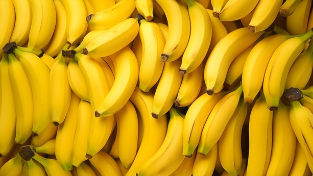 El plátano es una fuente natural de potasio, magnesio, vitamina C y B6. Foto: Freepik