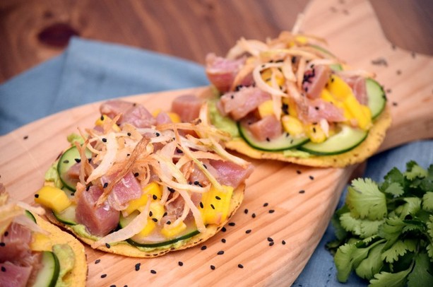El atún a la caribeña puede ir con tostadas ¡y ser una comida completa! Foto: Especial