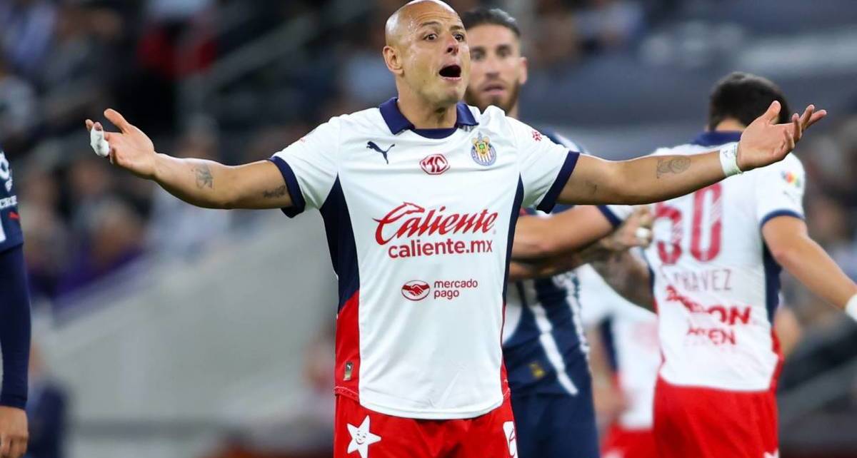 Chicharito reclama en un juego de Chivas (Imago7)