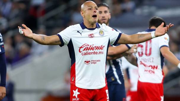 Chicharito reclama en un juego de Chivas (Imago7)
