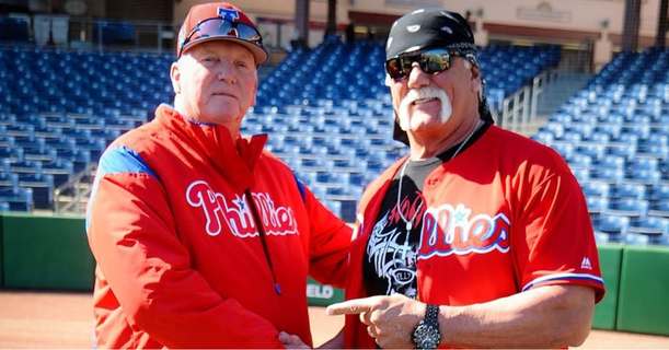 Hulk Hogan con el director de los Phillies Charlie Manuel en 2018.