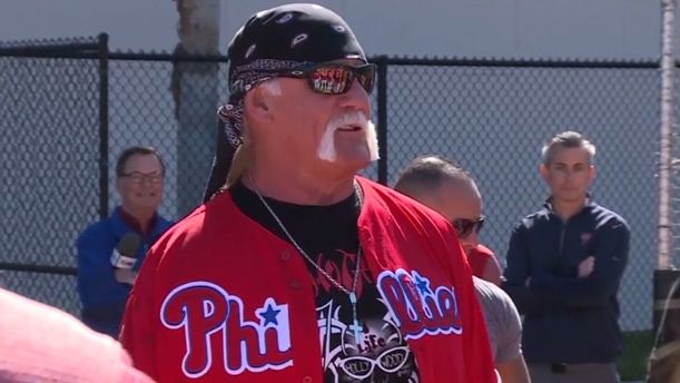Hulk Hogan visitó a los peloteros de Phillies.