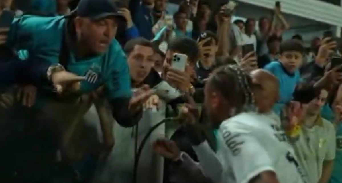Neymar protagonizó un momento de tensión con aficionado.