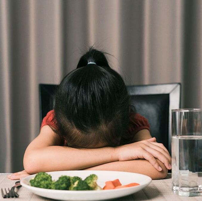 ¿Qué es la cibofobia y cómo superarla? | Foto: IvaneSalud
