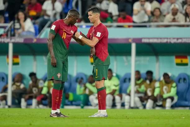 Cristiano Ronaldo le puso el gafete de capitán a William Carvalho (Ig  wcarvalho14)