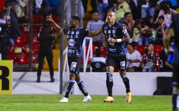 José Raúl Zúñiga festeja luego de que marcara el gol de los Gallos ante las Águilas. Foto: (Imago7)