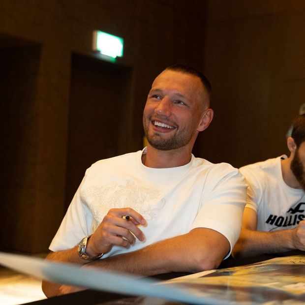 Reinier de Ridder atendiendo a los fanáticos antes del combate de este sábado. Foto:@UFC