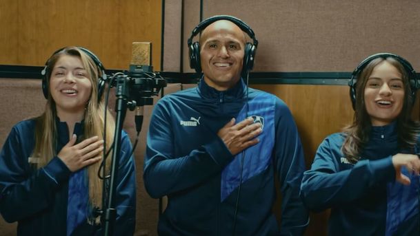Suazo junto a las jugadoras de Rayadas Femenil.