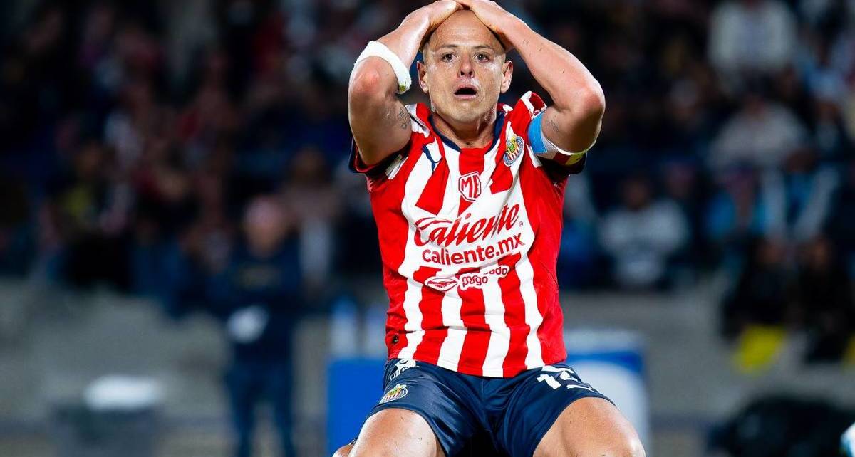 Chicharito se lamenta en el campo (Imago7)