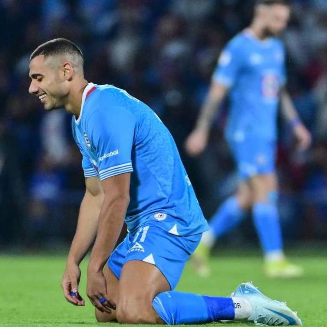 Giakoumakis sigue siendo jugador de Cruz Azul (Imago7)